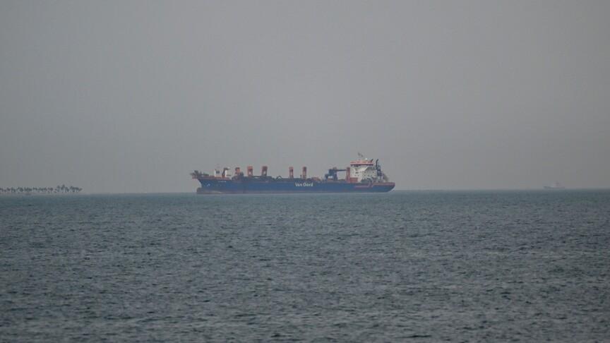 Ateşkesin ardından gözler Hürmüz Boğazı'ndan geçmeyi bekleyen gemilere çevrildi