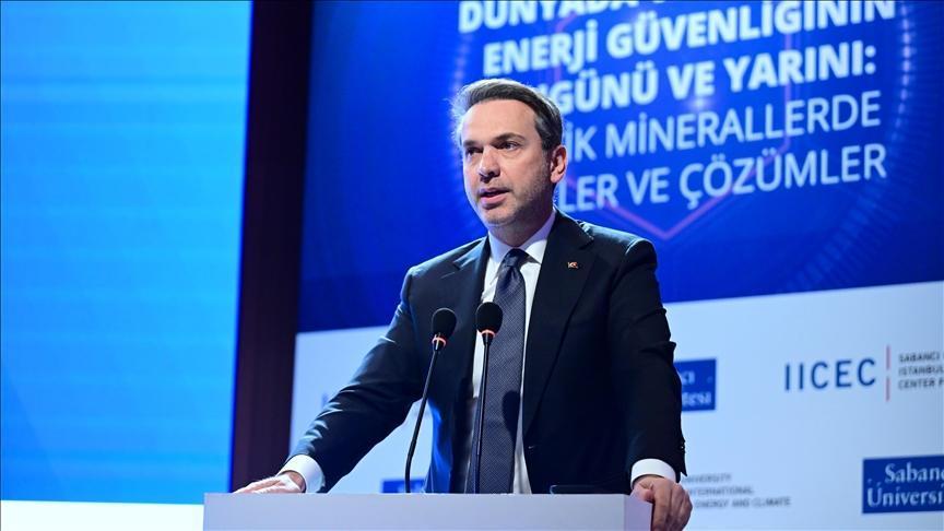 Bakan Bayraktar, 2026'nın yenilenebilir enerjide yeni bir rekor yılı olacağını bildirdi