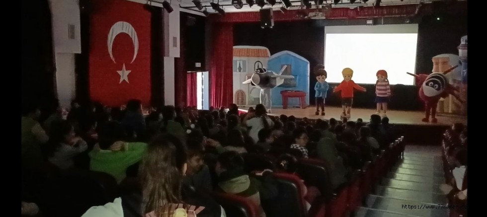 Gökyüzü Sevdası Sahneye Taşındı: Hürjet ve Kaan Müzikali Yalova'da Öğrencilerle Buluştu