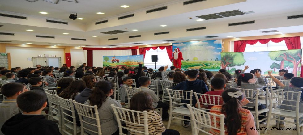 ALTINOVA’DA DÜNYA TİYATRO GÜNÜ RENKLİ VE ANLAMLI GÖRÜNTÜLERE SAHNE OLDU