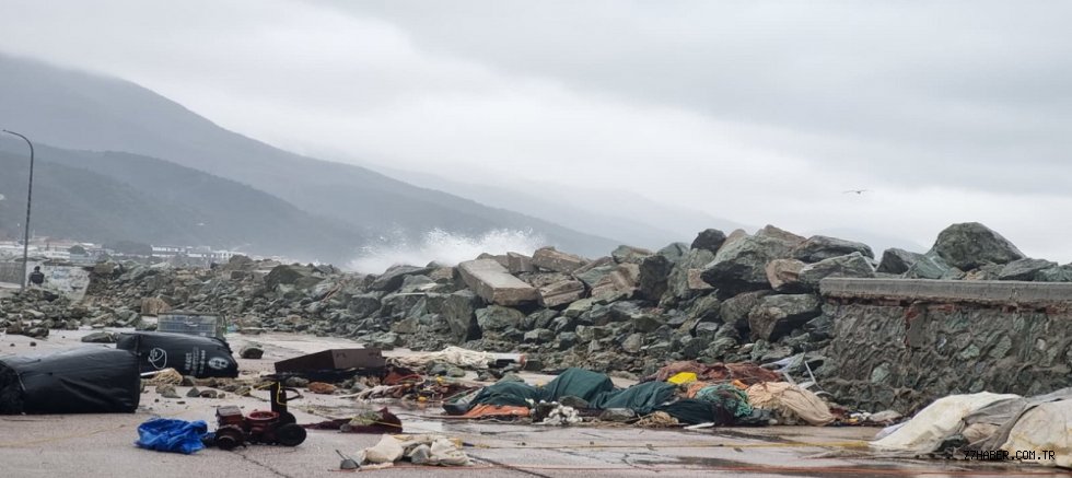 Esenköy’de Fırtına Felaketi: Deniz Taştı, Yollar Sular Altında Kaldı