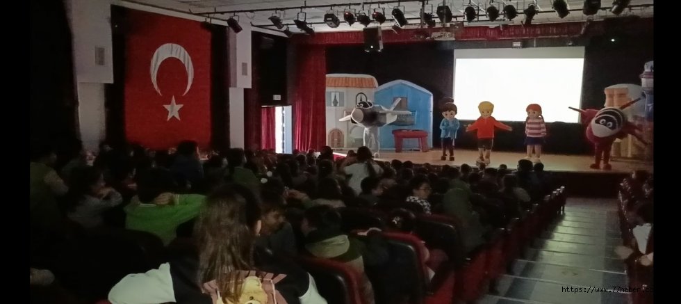 Gökyüzü Sevdası Sahneye Taşındı: Hürjet ve Kaan Müzikali Yalova'da Öğrencilerle Buluştu