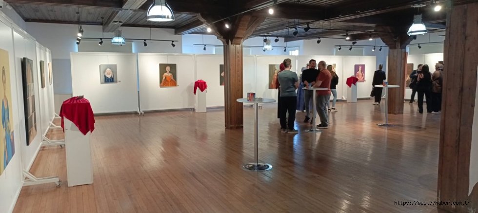 Her Tabloda Bir Kadın, Her Kadında Bir Dünya: Zeynep Rüzgar'dan İlk Sergi