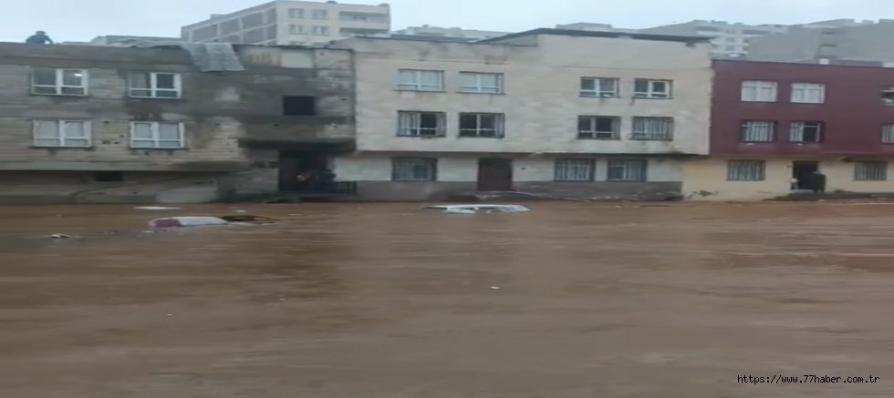 Urfa’da Sağanak Hayatı Felç Etti: Yollar Tahrip Oldu, Araçlar Çukurlara Kurban Gitti