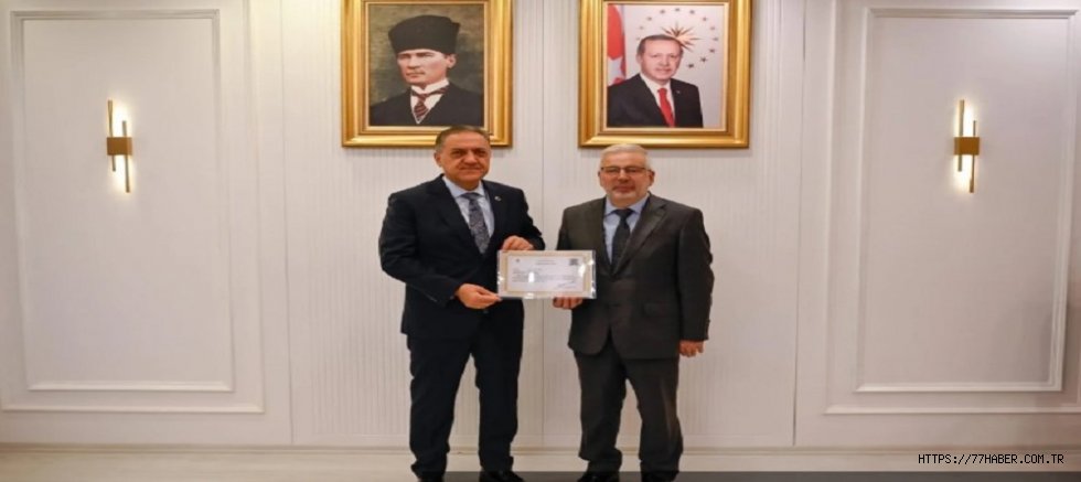Yalova’nın Gönül Elçisi Rize’ye Gidiyor – Vali Usta, Müftü Yılmaztürk’e Plaketle Veda Etti