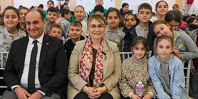 ALTINOVA’DA DÜNYA TİYATRO GÜNÜ RENKLİ VE ANLAMLI GÖRÜNTÜLERE SAHNE OLDU