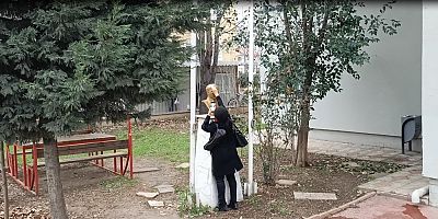 Azerbaycanlı Gazeteci Yalova'da Atatürk Büstünü Temizledi