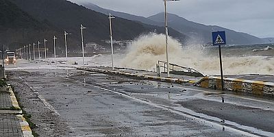Esenköy’de Fırtına Felaketi: Deniz Taştı, Yollar Sular Altında Kaldı