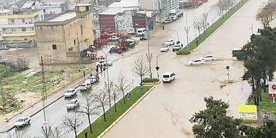 Urfa’da Sağanak Hayatı Felç Etti: Yollar Tahrip Oldu, Araçlar Çukurlara Kurban Gitti