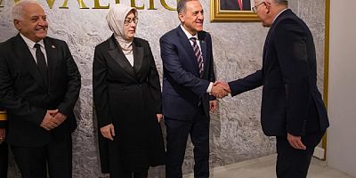 Vali Usta’dan Anlamlı Buluşma: Protokol ve Vatandaşlarla Bayramlaşma