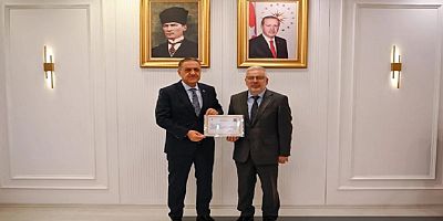 Yalova’nın Gönül Elçisi Rize’ye Gidiyor – Vali Usta, Müftü Yılmaztürk’e Plaketle Veda Etti